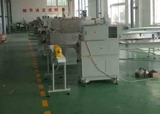 China A máquina de embalagem horizontal QNS720 do envoltório do fluxo da aletria escolhe o servocontrol fornecedor